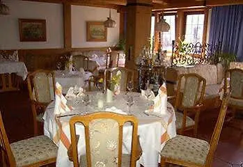 ホテル Hotel-restaurant Zur Krone