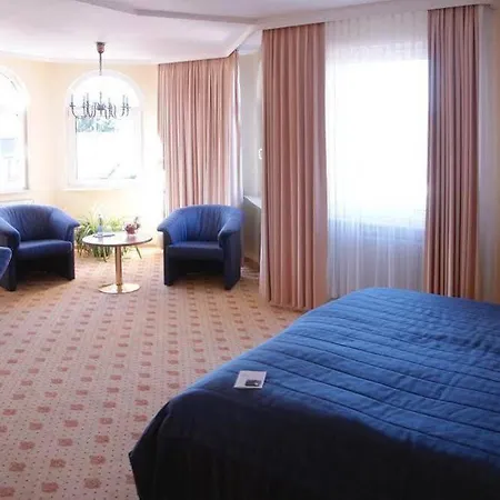 ホテル Hotel-restaurant Zur Krone